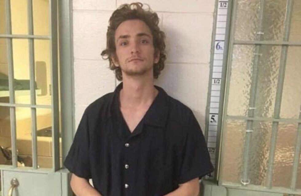 Tiene 21 años y mató a sus padres, a su novia, y a la familia de ella