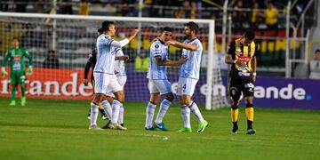 Alejandro Melo y Gervasio Núñez felicitan a Romat, por el golazo que convirtió\u002E