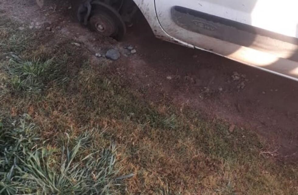 Dejó el vehículo estacionado frente a la casa, y cuando salió a trabajar, no tenía las cubiertas