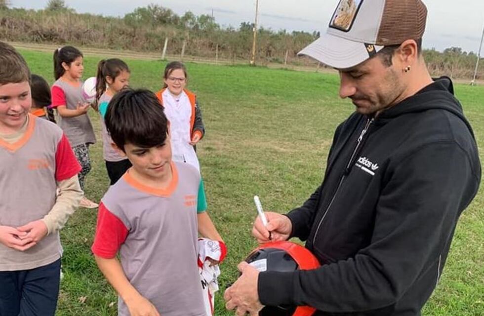 Rodrigo Mora llegó de sorpresa a una escuela entrerriana con regalos
