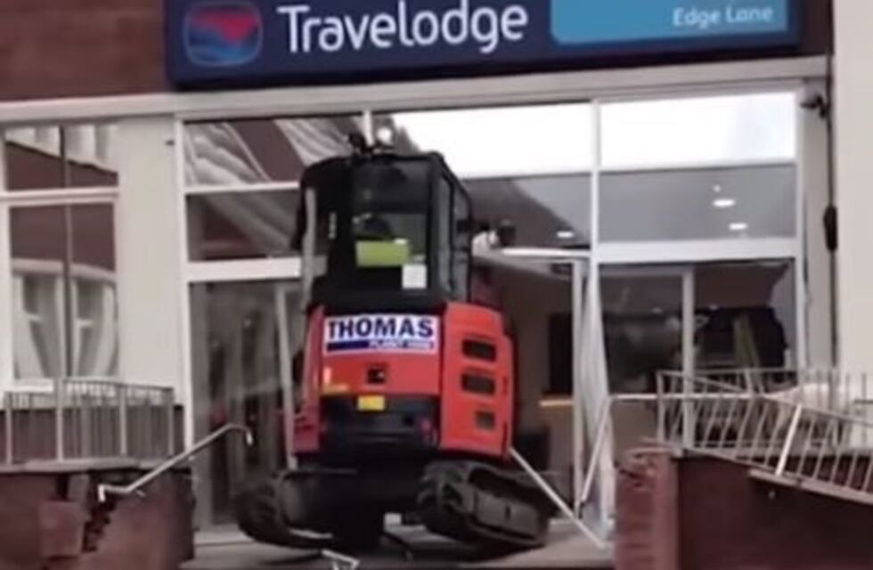 No cobraba el sueldo y derribó la puerta de la empresa con una excavadora