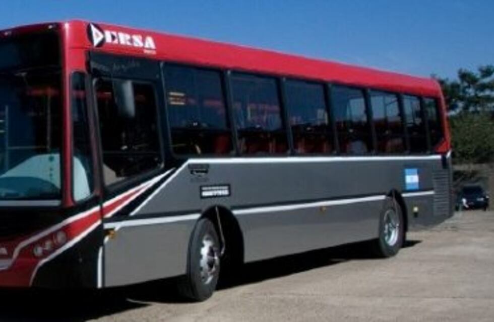 Los colectiveros continúan su medida de fuerza por falta de pago en Paraná