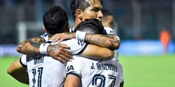¿Abrazo de despedida? Dayro desvela a todo Talleres\u002E