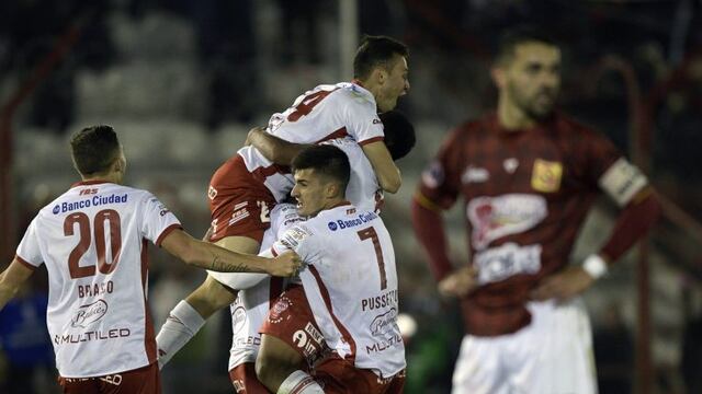 Argentina's Huracan midfielder Leandro Cuomo (C) celebrates with teammates after scoring the team's third goal against Venezuela's Deportivo Anzoategui during the Copa Sudamericana 2017 first stage second leg football match at Tomas Duco stadium in Buenos Aires, Argentina, on May 31, 2017. / AFP PHOTO / JUAN MABROMATA