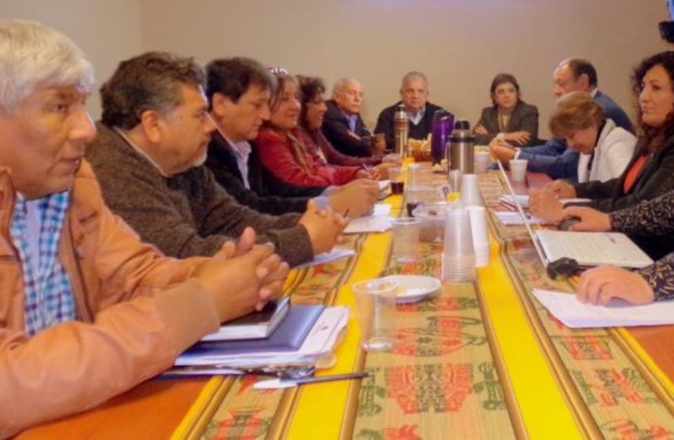 El gobierno ofreció a los docentes aumento del 5% al básico