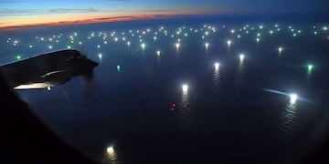 Buques chinos pescando ilegalmente en el mar argentino (Foto: Clarín)