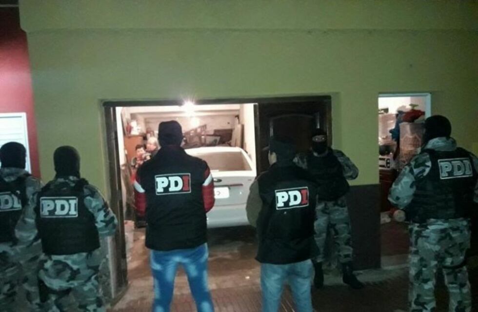 Allanamientos con secuestro de drogas, armas y vehículos y tres detenidos