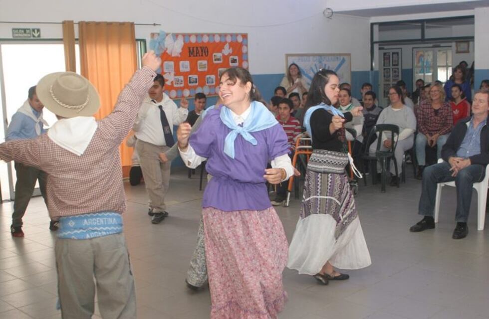 La Escuela Tobar García realizó el acto oficial por el 1º de Mayo en Arroyito