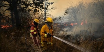 Bomberos combaten el fuego en la zona de Bosque Alegre para evitar que llegue a viviendas\u002E