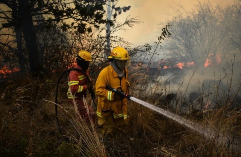 Bomberos mendocinos se suman a la lucha contra el fuego en Córdoba