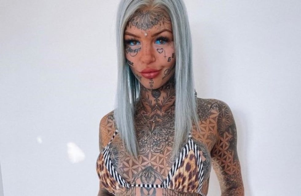 Empezó a tatuarse a los 16 años y se transformó en la "mujer serpiente"