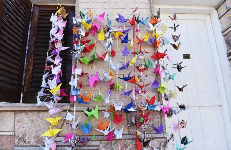 Conmovedor: instalaron mil grullas de papel en la puerta de la casa de su amiga para que se recupere