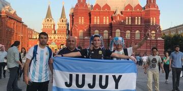 Familia jujeña alentando a Argentina