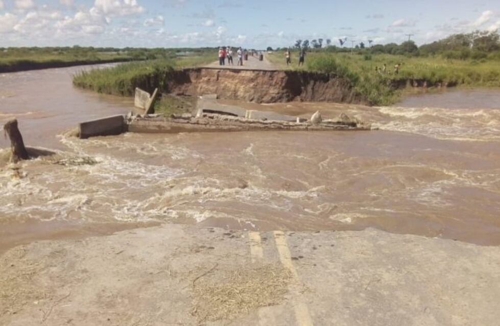 El agua no dio tregua y se amplió el corte de la ruta 1 en Colonia Teresa