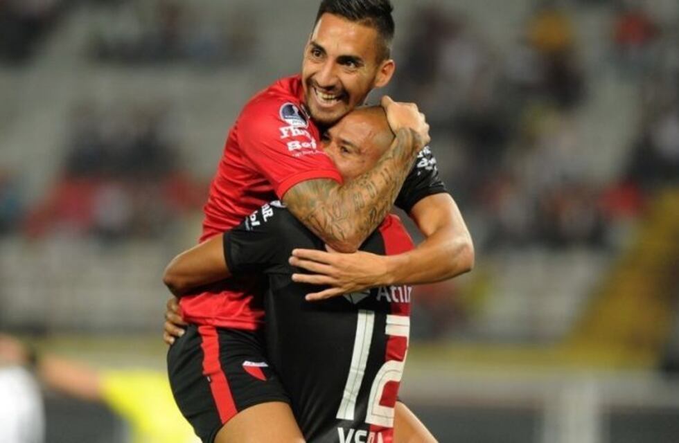 Colón superó 2-0 a Chacarita y lo dejó al borde del descenso