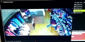 El ataque a la mujer en Villa María quedó registrado en lás cámaras de seguridad del negocio donde trabaja\u002E