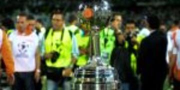 trofeo copa The trophy is seen before the Colombia's Atletico Nacional vs Ecuador's Independiente del Valle, Copa Libertadores 2016 final football match at Atanasio Girardot stadium, in Medellin, Antioquia department, Colombia, on July 27, 2016. / AFP PHO
