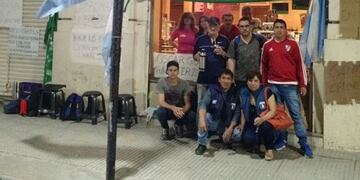 Los trabajadores en la puerta del local.