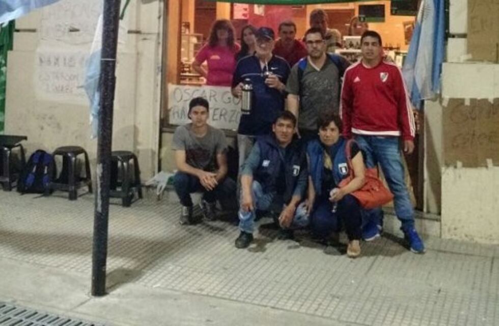 Tras el cierre de La Lechería, los trabajadores despedidos acampan en el local