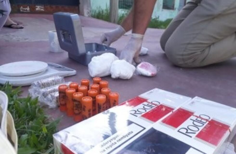 Lo atrapan con más de 400 dosis de cocaína y cartuchos de armas de fuego