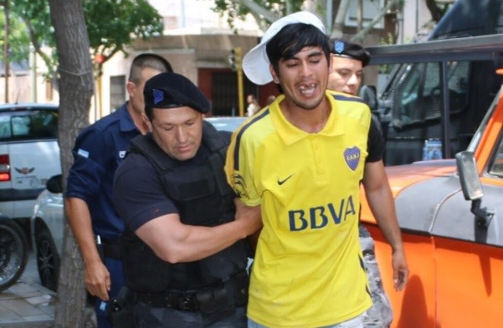 San Juan: su pareja la golpeó con una botella en pleno centro y un valiente la defendió