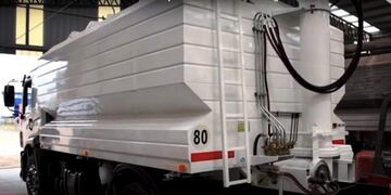 Empresa Lincar de Concepción del Uruguay desarrolló la primera tolva única en Argentina\nCrédito: Producción MCDU