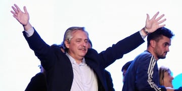 El peronista Alberto Fernandez habla durante un acto este domingo en el búnker del Frente de Todos, en Buenos Aires (Argentina)\u002E Fernández afirmó, tras conocerse que es el candidato a la Presidencia de Argentina más votado en las primarias, 15 puntos por delante del actual mandatario, Mauricio Macri, que hoy los argentinos empiezan a construir otra historia\u002E EFE/ Enrique Garcia Medina