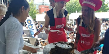 Gigantesco alfajor compartido con todos los presentes en su última edición en octubre de 2019\u002E(Foto: Municipalidad de La Falda)\u002E