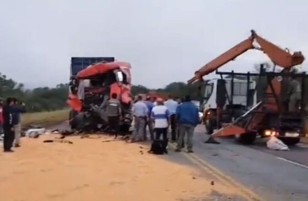 Fuerte choque entre dos camiones en la ruta 34
