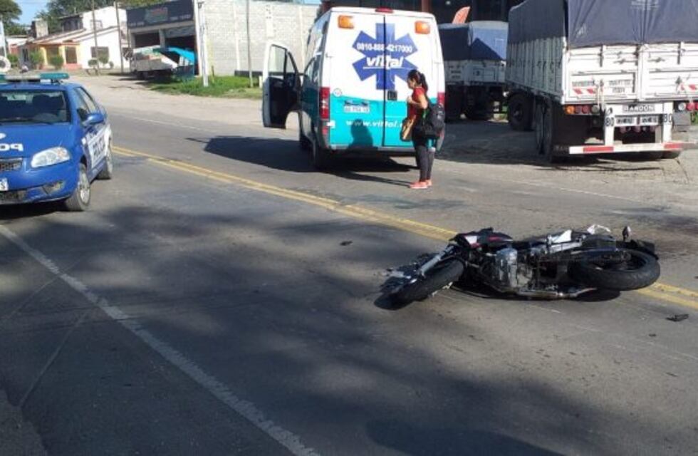 Alta Gracia: motociclista herido tras impactar contra un camión de alto porte