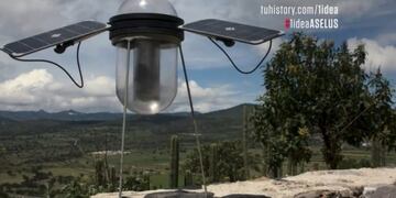 Las luminarias funcionan con energía solar y están hechas con plástico (Clarín)