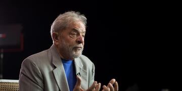 AME9098\u002E BOGOTÁ (COLOMBIA), 06/02/2019\u002E- Fotografía de archivo del 22 de noviembre de 2019 del expresidente brasileño Luiz Inácio Lula da Silva habla en entrevista con Efe en Sao Paulo (Brasil)\u002E La Justicia brasileña condenó este miércoles al expresidente Luiz Inácio Lula da Silva a 12 años y 11 meses de cárcel en otro caso por delitos de corrupción y lavado de dinero, informaron fuentes judiciales\u002E Lula (2003-2010) ya cumple condena desde el pasado abril por otro caso de corrupción, después de que la Justicia diera por comprobado que recibió un apartamento en una playa de Sao Paulo a cambio de sobornos\u002E EFE/Sebastião Moreira