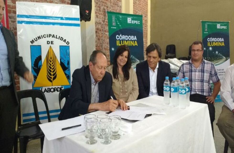 Firman contrato para una obra de cloacas y luminarias en Laborde