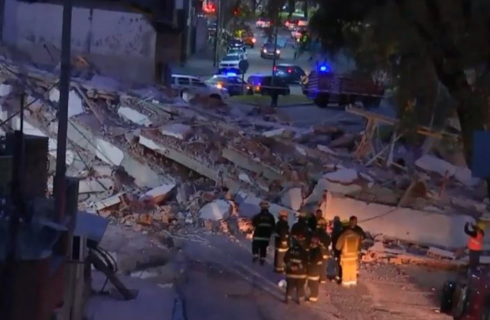Se derrumbó un edificio sobre la colectora de la avenida General Paz: no se registraron heridos