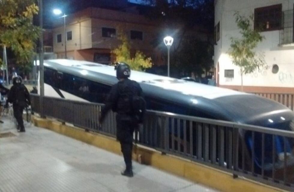 ¡Insólito! El micro de Temperley quedó atascado en un paso bajo nivel