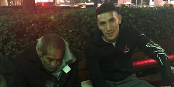 El gesto de Ricardo Centurión con una persona en situación de calle\u002E (Captura)
