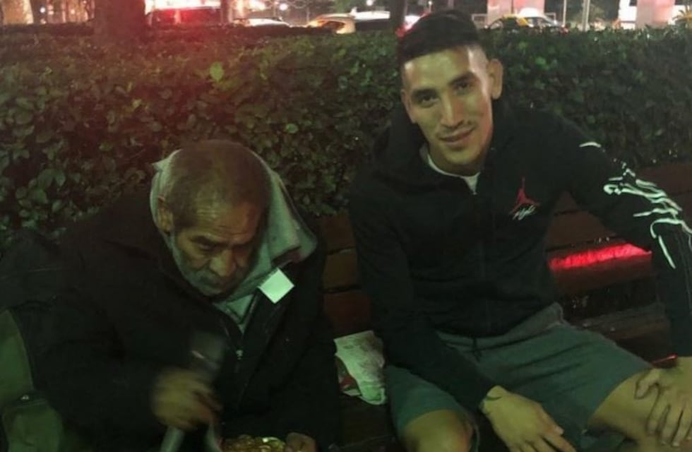 El gesto de Ricardo Centurión con una persona en situación de calle