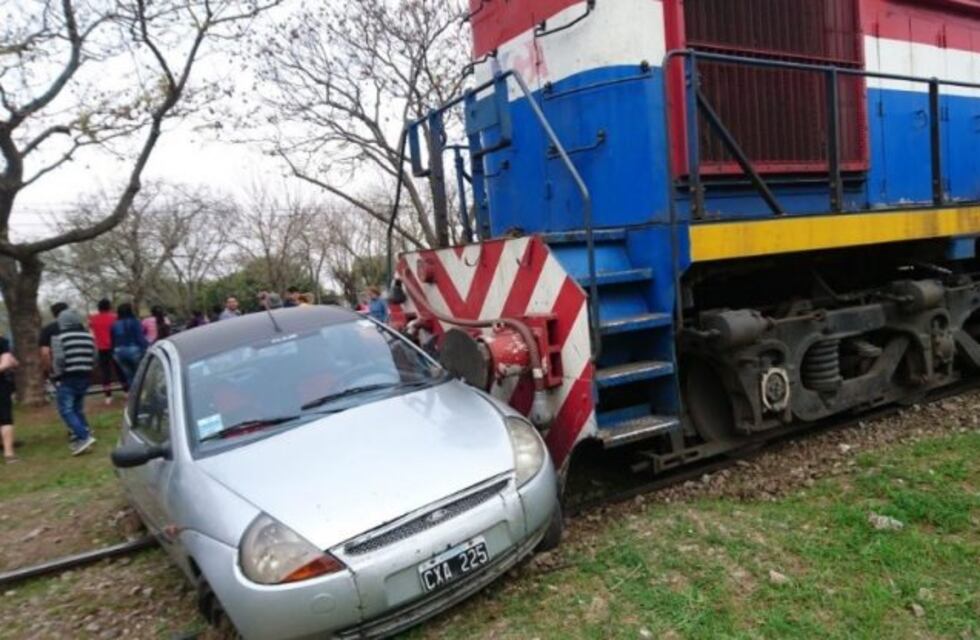 Un matrimonio se salvó de milagro al ser atropellado por un tren