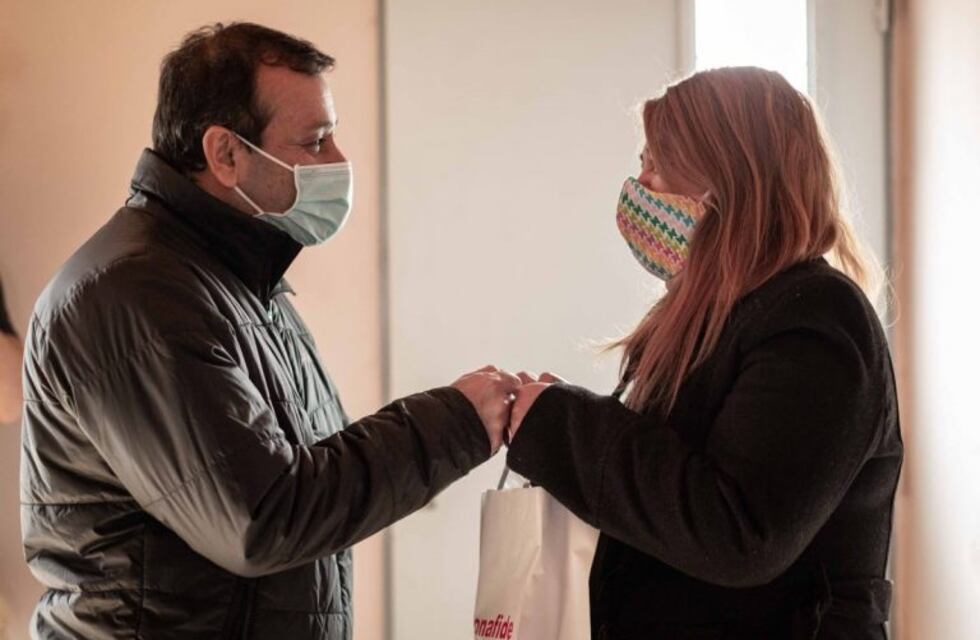 El gobernador Oscar Herrera Ahuad entregó viviendas en Itaembé Guazú