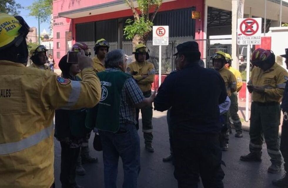 Brigadistas se manifestaron en la puerta de Defensa Civil