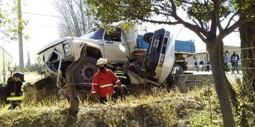 Choque entre un Fiat Duna y un camión en Alvear