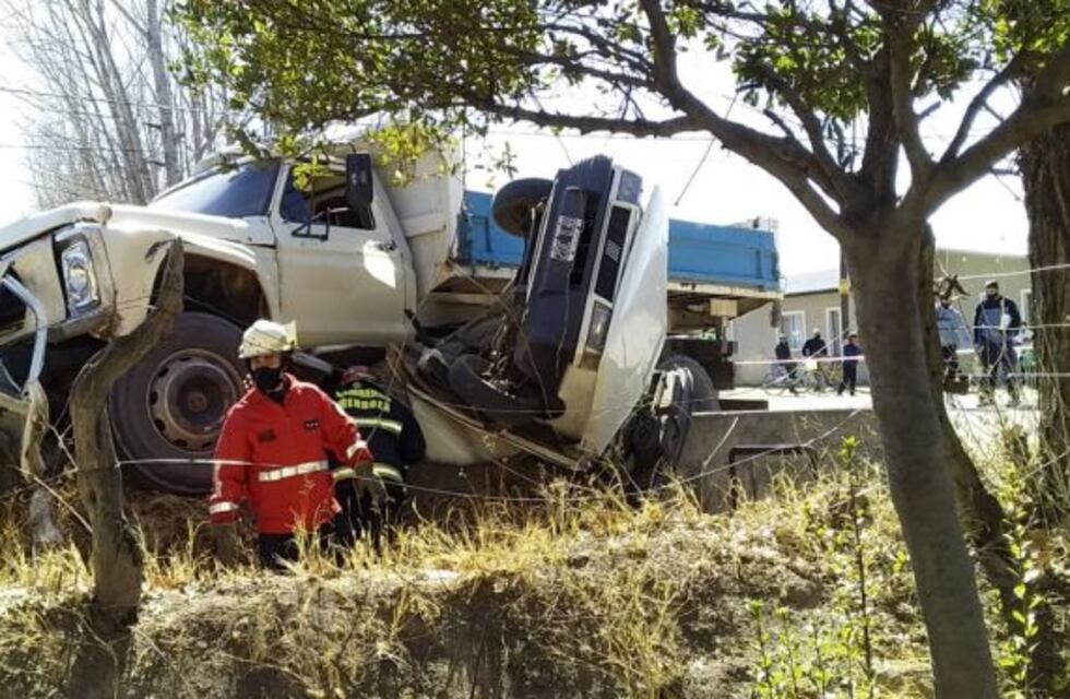 Murió una mujer de 71 años en un choque entre un Fiat Duna y un camión