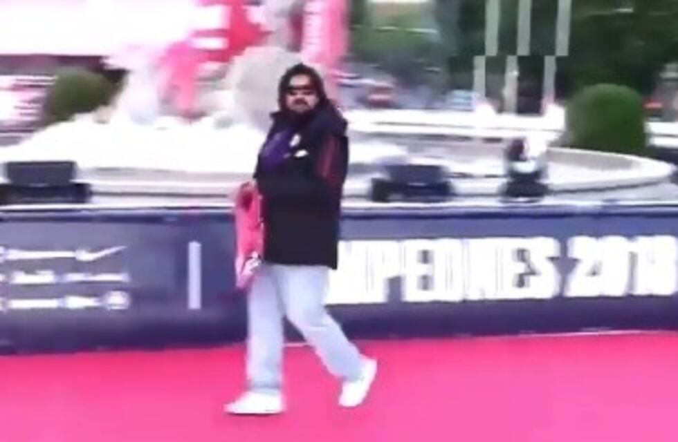 A lo Mick Jagger: El Mono Burgos bailó como un Rolling Stone en Neptuno