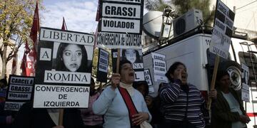 BUENOS AIRES, MORON, 10/06/09, PARTIDARIOS Y OPOSITORES DEL PADRE GRASSI DISCUTEN FRENTE A LOS TRIBUNALES DE MORON DONDE FUE CONDENADO A 15 Au00d1OS DE CARCEL. FOTO:DYN/ALBERTO RAGGIO. buenos aires sacerdote acusado de abuso sexual y corrupcion menores juici