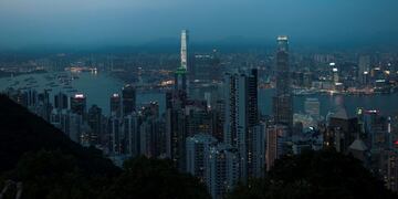 KON02 HONG KONG (CHINA), 29/08/2017\u002E- Vista panorámica de la parte residencial y comercial de la isla de Hong Kong, desde la Cumbre Victoria, en Hong Kong (China), hoy, 29 de agosto de 2017\u002E La Cumbre Victoria es el punto más alto de Hong Kong y es uno de los principales destinos turísticos de la isla\u002E EFE/Jerome Favre