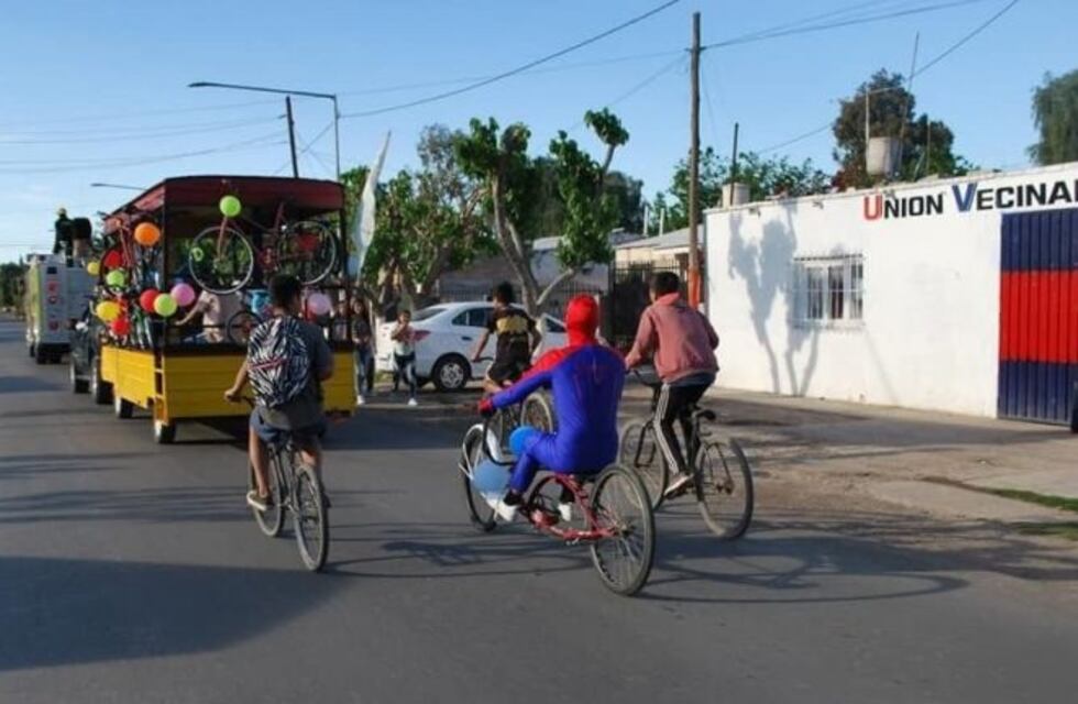 Son amigos y organizan una caravana para regalar bicicletas a niños