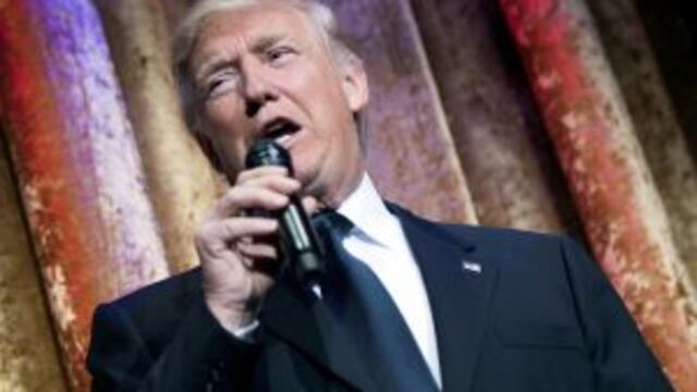PO01. WASHINGTON (EE.UU.), 17/01/2017.- El presidente electo de EE.UU. Donald Trump habla hoy, martes 17 de enero de 2017, durante la Chairman's Global Dinner en el auditorio Andrew W. Mellon, en Washington (EE.UU.). El evento es una oportunidad para que Trump se presente a su00ed mismo y a los miembros de su gabinete ante diplomu00e1ticos extranjeros EFE/KEVIN DIETSCH / POOL