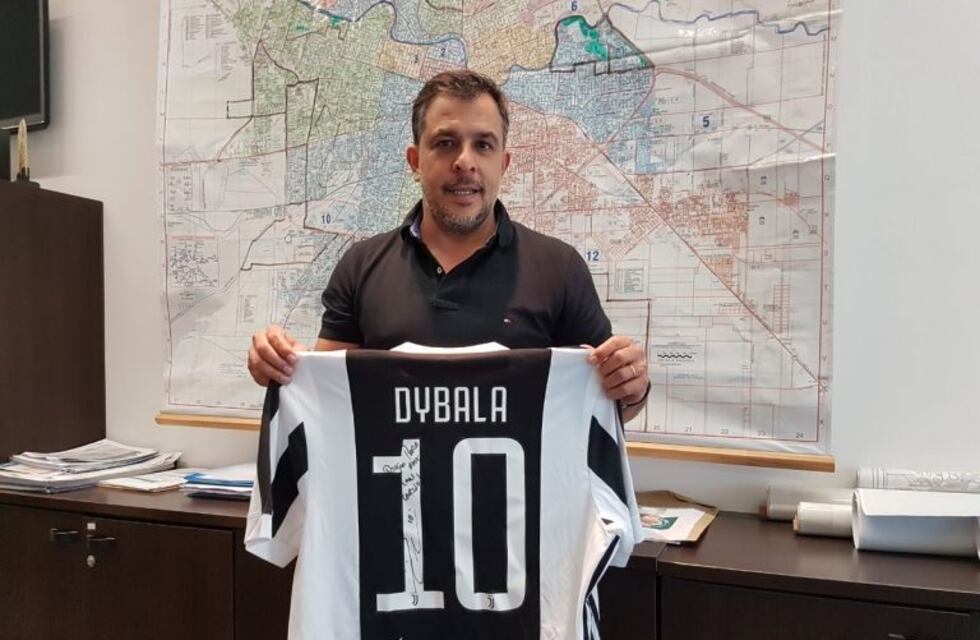 El regalo de Dybala al funcionario Diego Hak