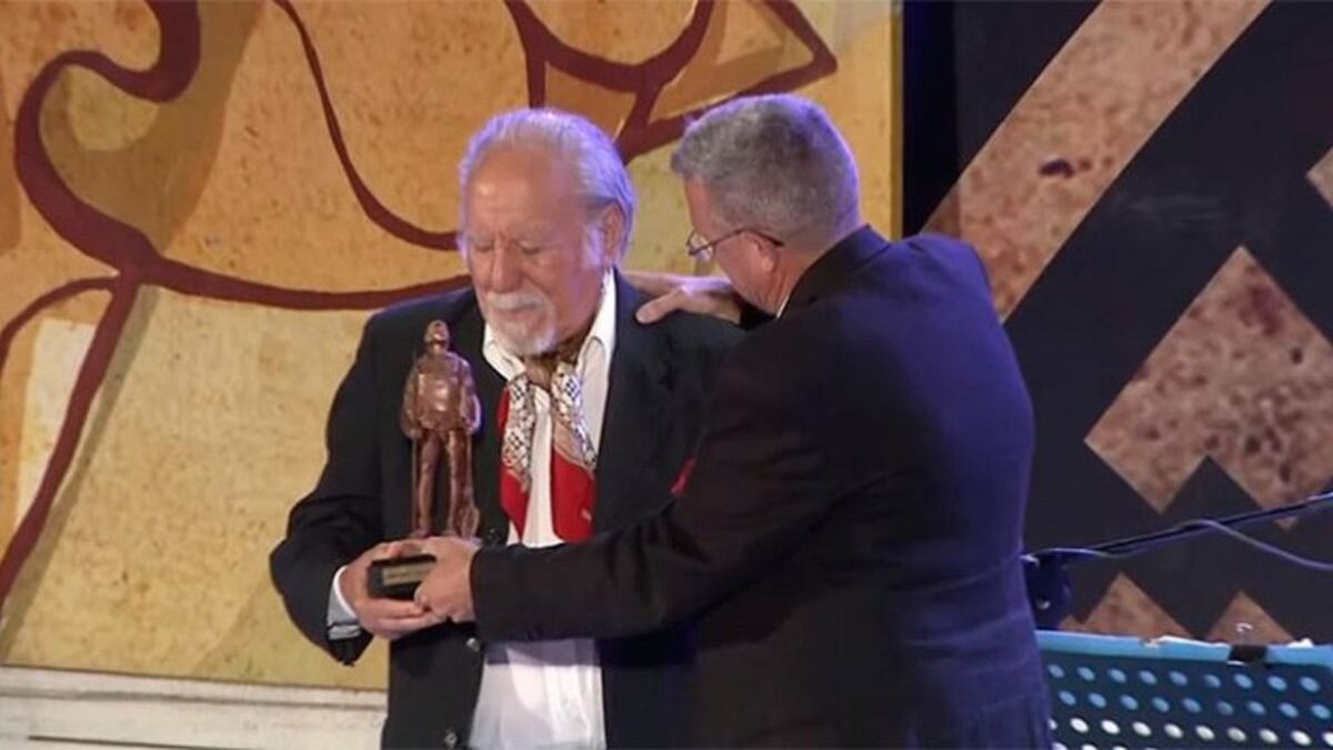 El cantautor entrerriano de 88 años, recibió el Premio Camín a la Trayectoria en la 60º Festival Nacional del Folclore de Cosquín\u002E\nCrédito: ElOnce