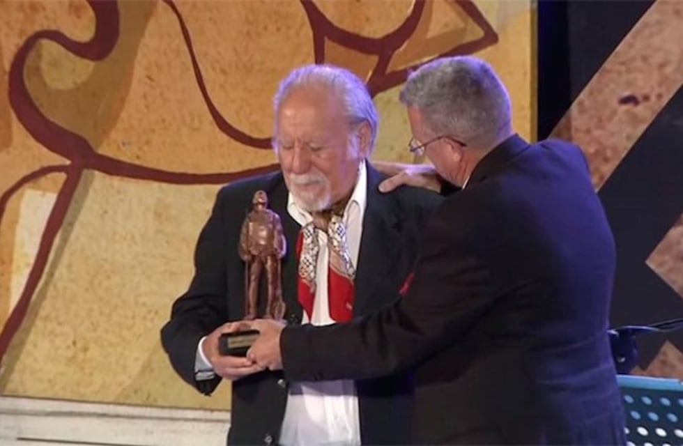 Víctor Velázquez fue ovacionado al recibir el premio Camín en Cosquín